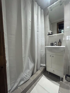 Een douche, een haardroger, handdoeken, zeep