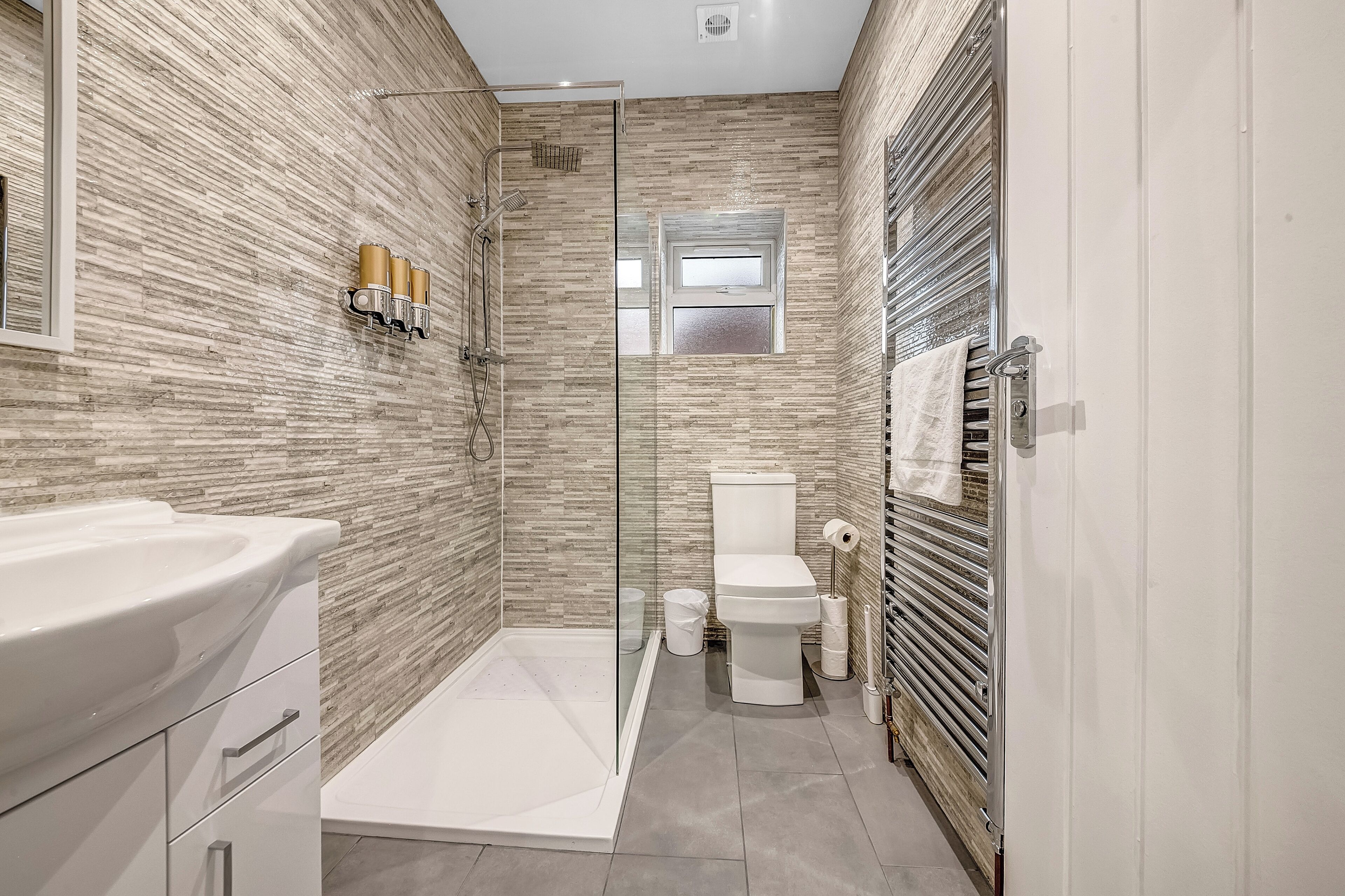Casa | Baño | Regadera, secadora de cabello, toallas 