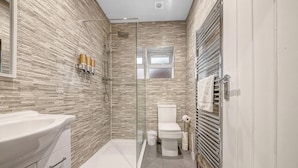 A modern bathroom with a glass-enclosed shower, a white sink, and a toilet. - 4 Br & 4 Bath Cowley House Sleep 10 With Parking (Oxford)