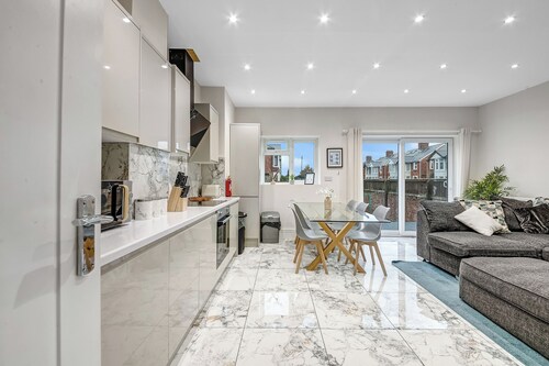 Spacious 4 Bedroom 4 Bath-free Parking Great Links