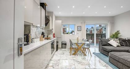 Spacious 4 Bedroom 4 Bath-free Parking Great Links