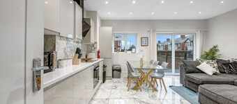 Spacious 4 Bedroom 4 Bath-free Parking Great Links