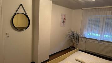 4 bedrooms, iron/ironing board, bed sheets