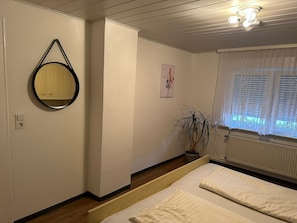 4 dormitorios, tabla de planchar con plancha, ropa de cama