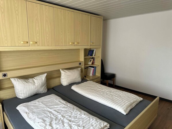 4 soverom, strykejern/-brett og sengetøy