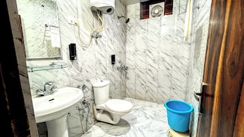 Serviettes fournies, savon, shampoing, papier toilette