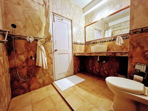 Handtücher, Seife, Shampoo, Toilettenpapier