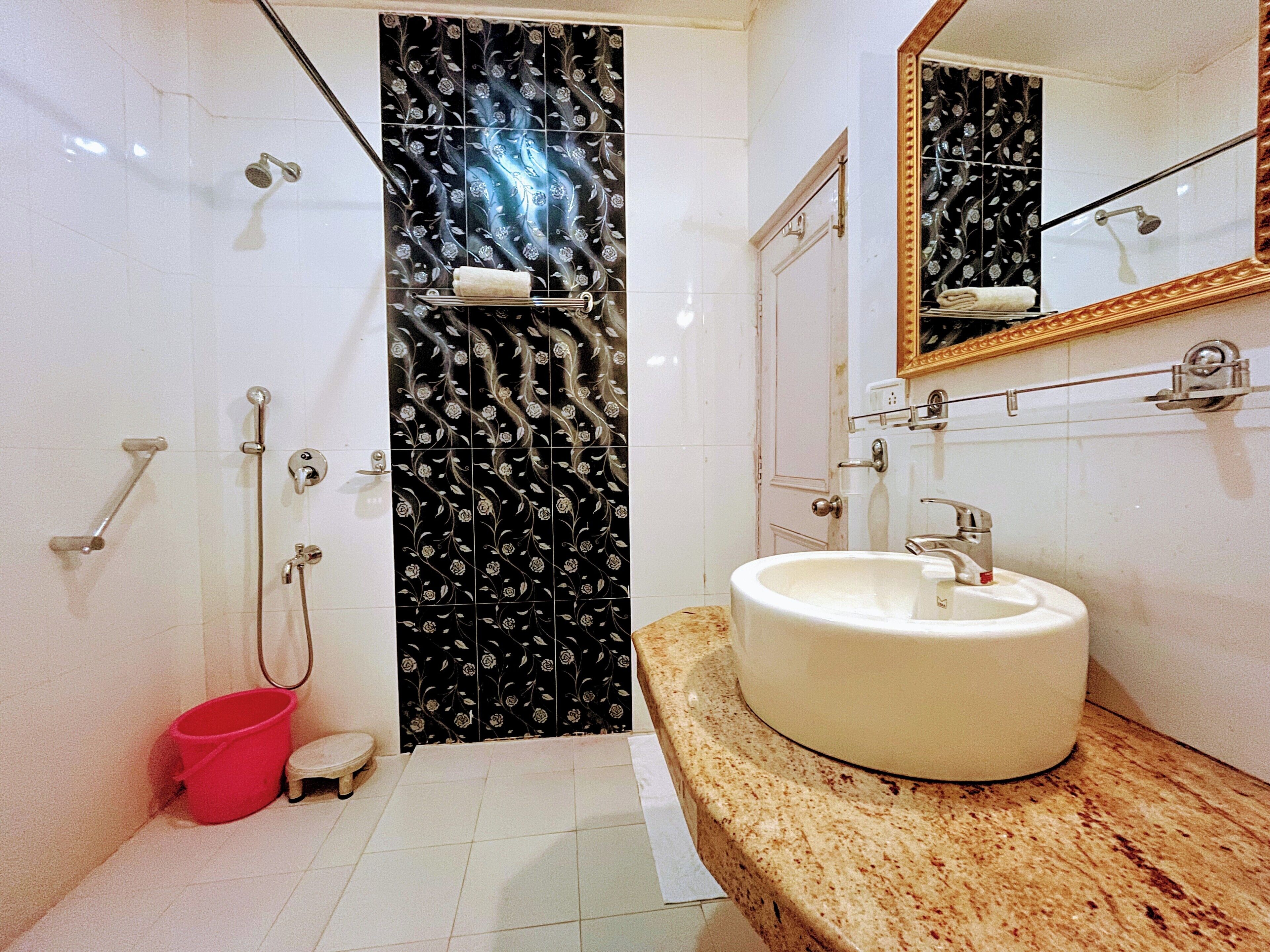 毛巾、肥皂、洗发水、卫生纸