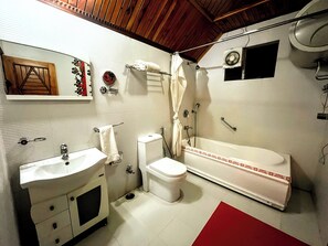 Toallas, jabón, shampoo, papel higiénico