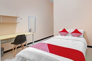 Free WiFi, bed sheets - OYO Life 90649 Raja Residence Syariah (Surabaya)