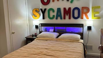 2 slaapkamers, een bureau, een strijkplank/strijkijzer, reisbedje