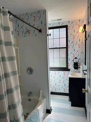 Shower, hair dryer, towels - Camp Sycamore – Your Cozy Pittsburgh Retreat! (Pittsburgh)