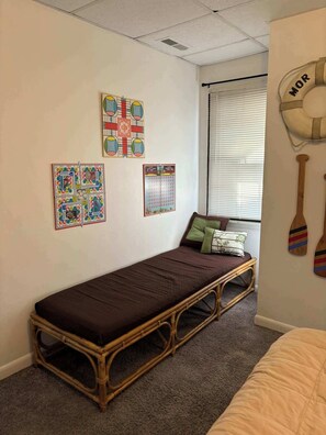 2 間睡房、書桌、熨斗/熨衫板、可攜式嬰兒床