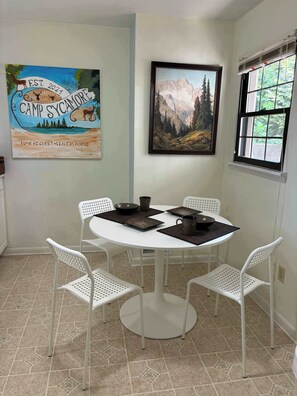 Dining - Camp Sycamore – Your Cozy Pittsburgh Retreat! (Pittsburgh)