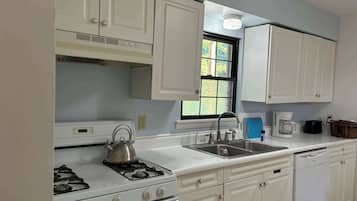 Een koelkast, een magnetron, een oven, een kookplaat