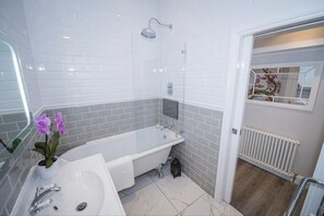 Departamento | Baño | Tina con regadera, tina profunda, secadora de cabello, toallas 