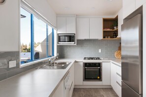 Geladeira, micro-ondas, fogão, cooktop