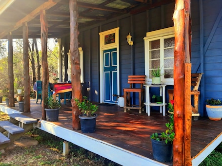 Outdoor dining. "Rosewood Cottage" - Cosy 2 bedroom cottage with private BBQ
