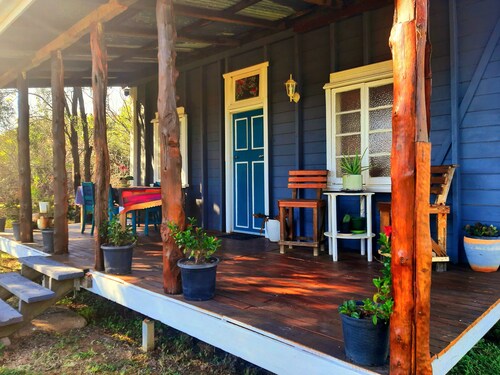 Rosewood Cottage - Entire 2 bedroom house with Netflix and WiFi