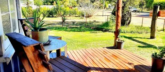 Rosewood Cottage - Entire 2 bedroom house with Netflix and WiFi