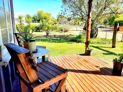 Rosewood Cottage - Entire 2 bedroom house with Netflix and WiFi