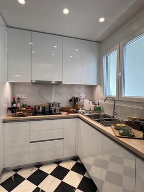 Kjøleskap, mikrobølgeovn, ovn og kokeplater