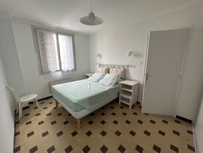 1 bedroom, iron/ironing board, WiFi, bed sheets - T2 madrague de montredon 13008, very popular area, 5 minutes walk to the sea.   (Marseille)
