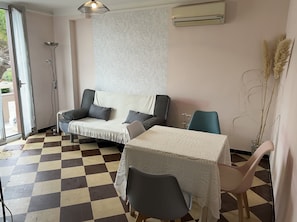 Dining - T2 madrague de montredon 13008, very popular area, 5 minutes walk to the sea.   (Marseille)
