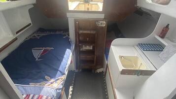 Deep-soaking bathtub, towels