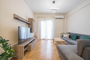 TV - Stylish 2 Bd Urban Retreat Near Panormou Metro (Athina)