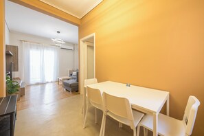 Dining - Stylish 2 Bd Urban Retreat Near Panormou Metro (Athina)