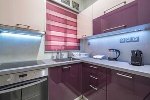 Kühlschrank, Ofen, Herdplatte, Wasserkocher mit Kaffee-/Teezubehör