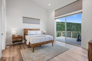 4 slaapkamers, een bureau, een strijkplank/strijkijzer, reisbedje