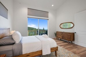 4 bedrooms, desk, iron/ironing board, travel crib