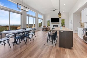 Dining - *NEW* Canyon View Dream Retreat + Views +Anchorage (Anchorage)