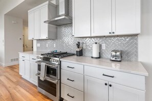 Fridge, microwave, oven, stovetop - *NEW* Canyon View Dream Retreat + Views +Anchorage (Anchorage)