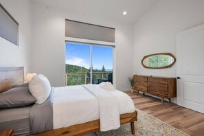 4 sovrum, skrivbord, strykjärn/strykbräda och resesäng