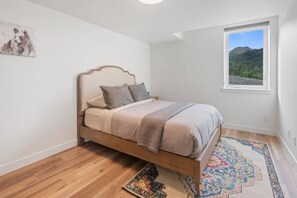 4 bedrooms, desk, iron/ironing board, travel crib - *NEW* Canyon View Dream Retreat + Views +Anchorage (Anchorage)