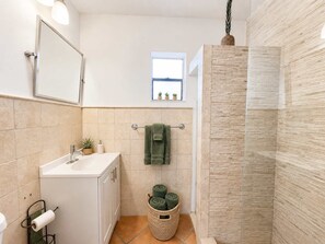 Dusche, Haartrockner, Handtücher, Shampoo