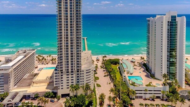 Exterior - Beachfront Paradise - Spectacular Ocean Views - Great Location & Amenities! (Sunny Isles Beach)
