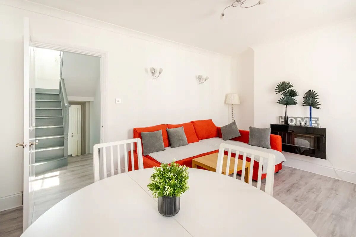 Una televisión de pantalla plana