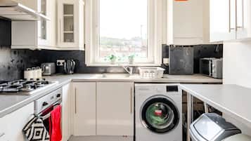 Frigorífico, horno, placa de cocina y hervidor eléctrico