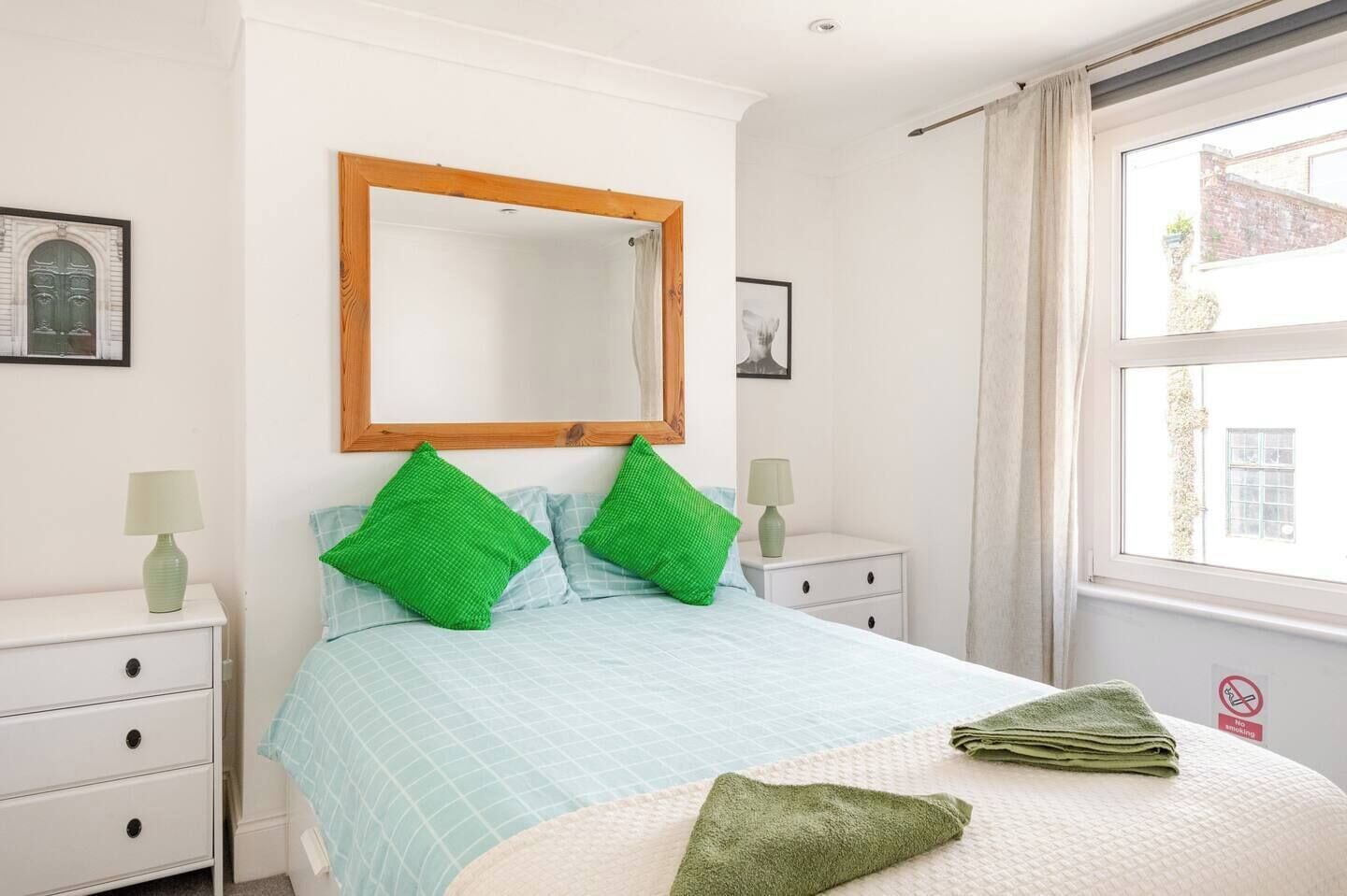 2 bedrooms, desk, iron/ironing board, WiFi