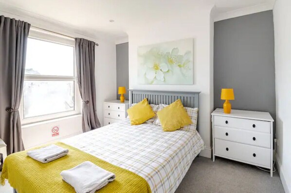 2 bedrooms, desk, iron/ironing board, WiFi - Castle View 2 Bedroom family -friendly Apartment in Hastings Town Centre (Hastings)