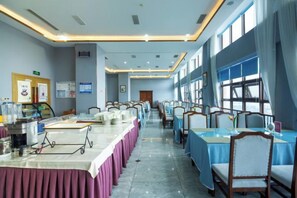 A conference room with long tables, chairs, and a projector screen. - Jintian Hotel (Qionglai Dingsheng Times Plaza) (Qionglai)