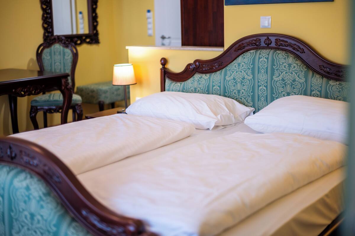 Deluxe Double Room, Balcony | 1 bedroom, in-room safe, soundproofing, cots/infant beds