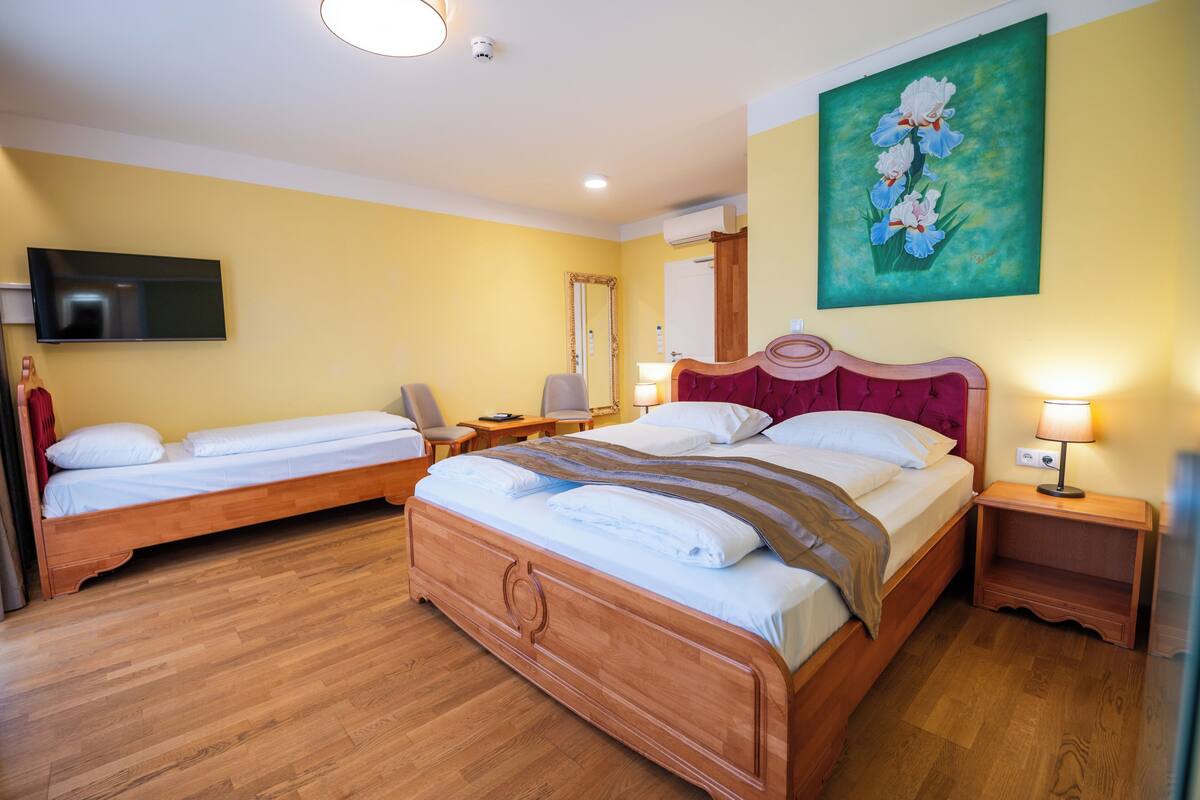 Comfort Triple Room, Balcony | 1 bedroom, in-room safe, soundproofing, cots/infant beds