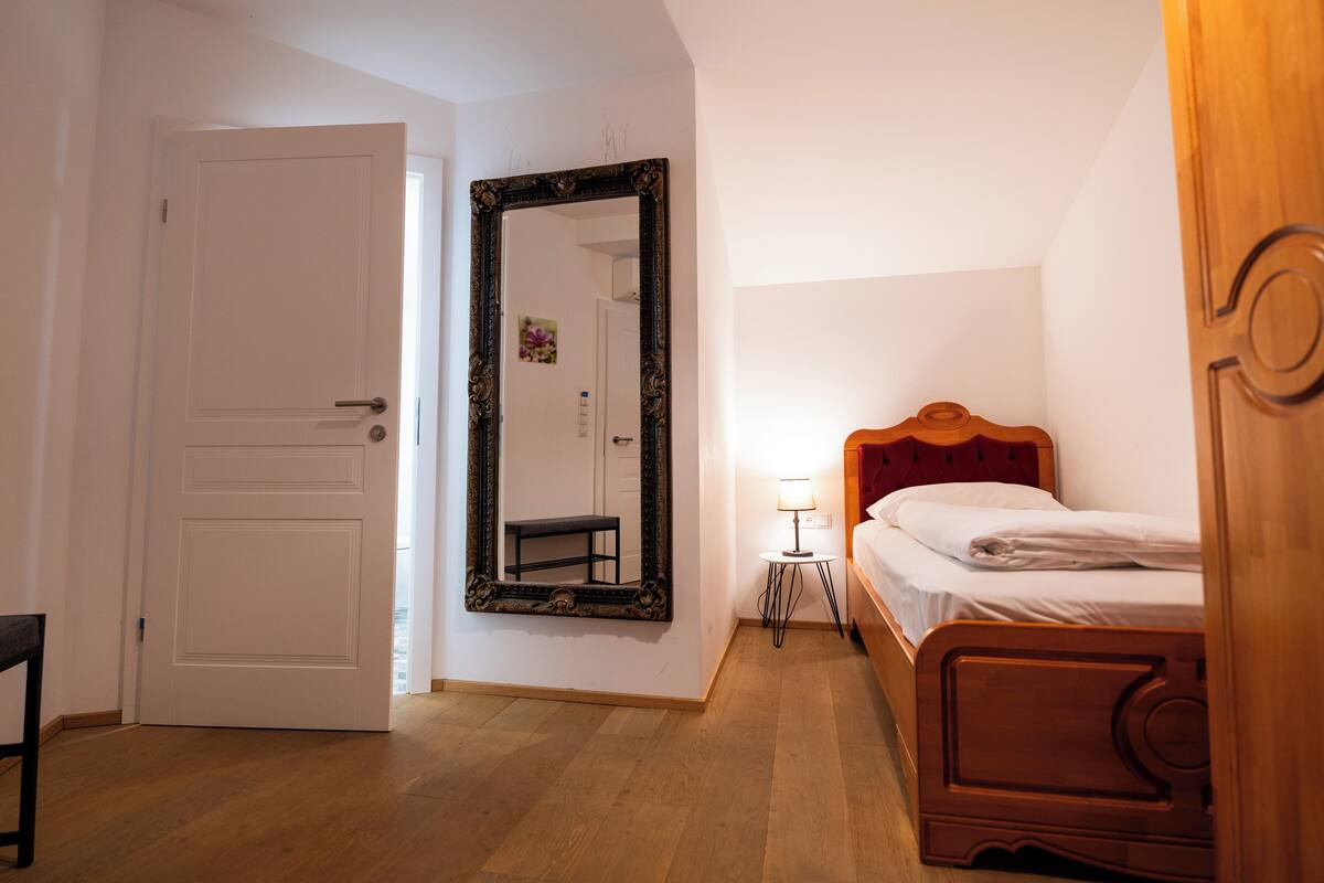 Single Room | 1 bedroom, in-room safe, soundproofing, cots/infant beds