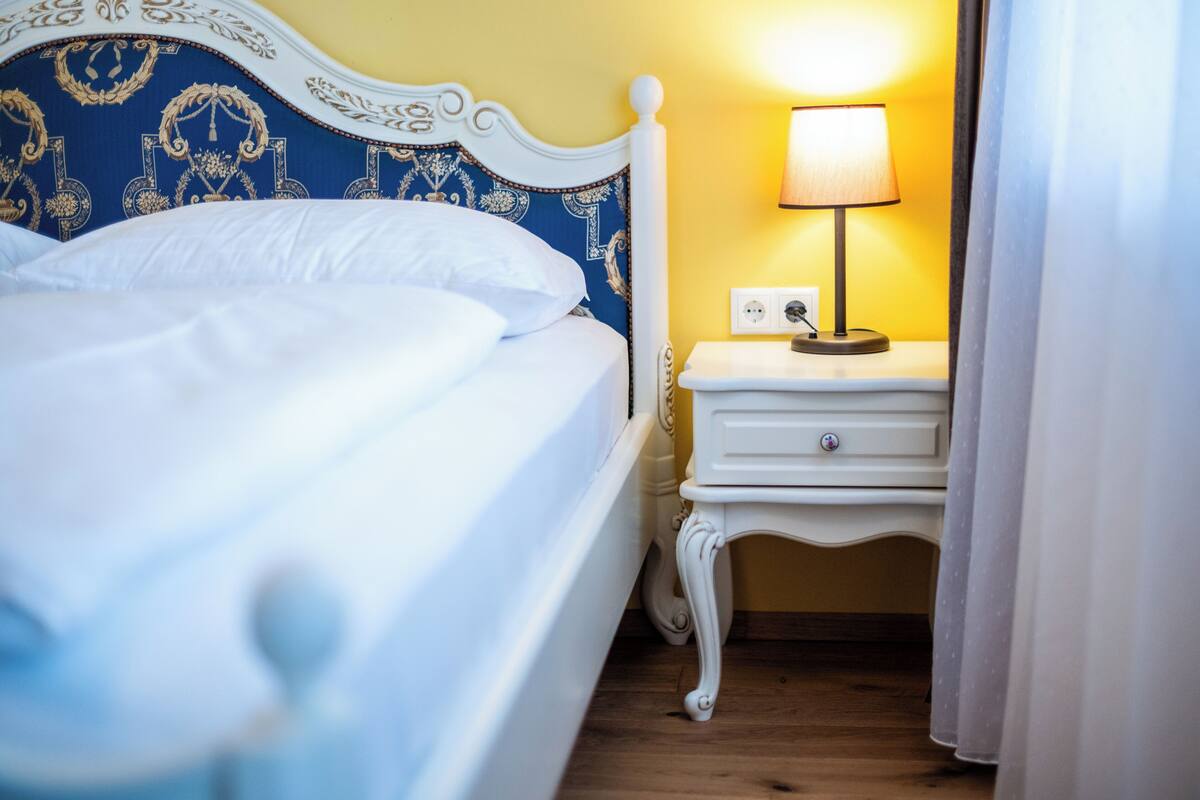 Deluxe Suite, Balcony | 1 bedroom, in-room safe, soundproofing, cots/infant beds