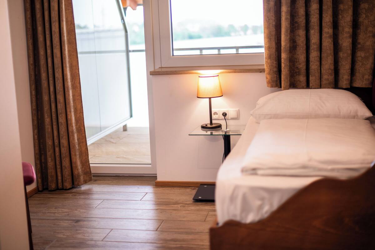 Single Room, Balcony | 1 bedroom, in-room safe, soundproofing, cots/infant beds